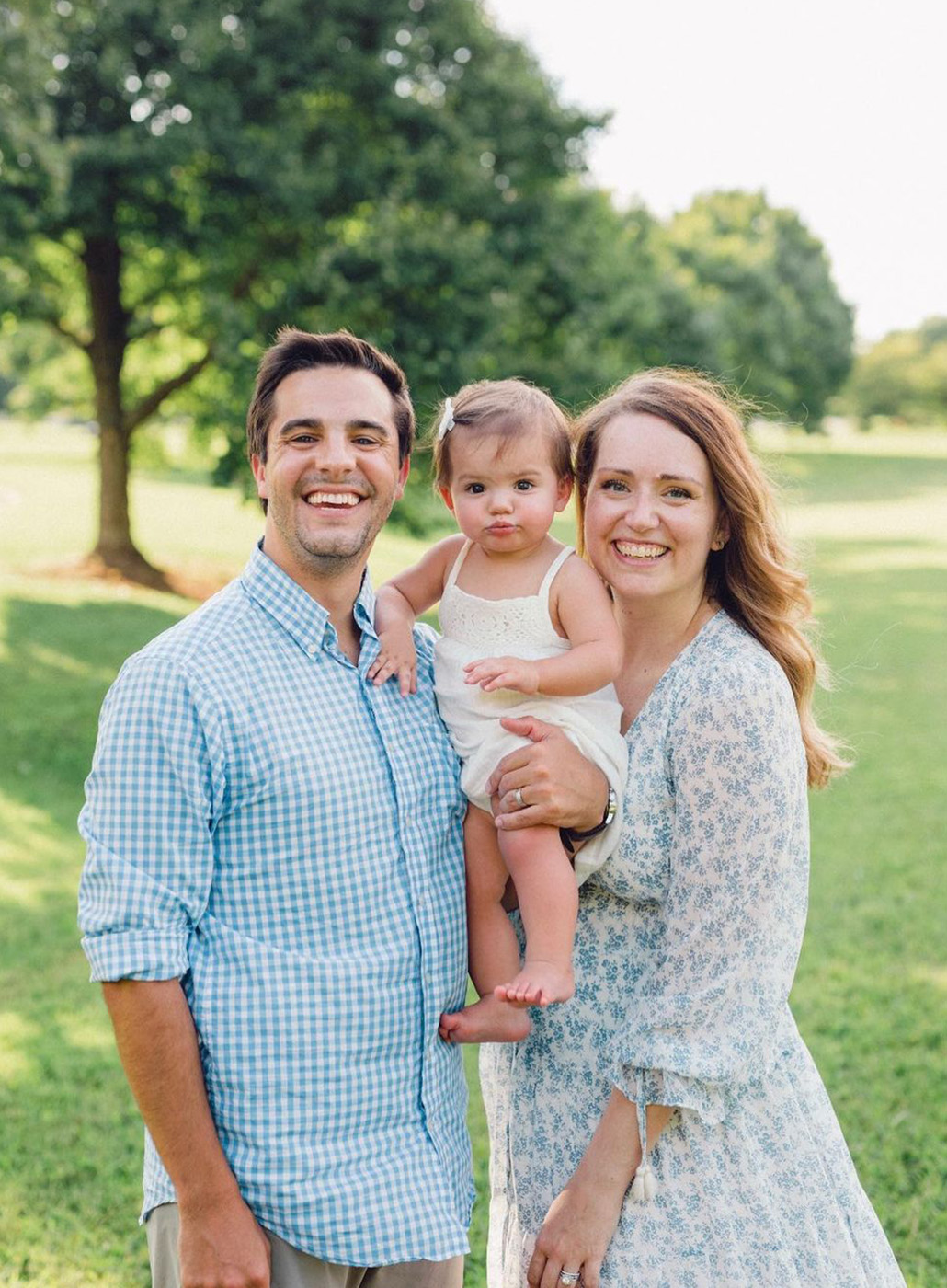 Photo de Jennifer Shugh, OneTrust Project Manager, avec sa famille, dans un parc.